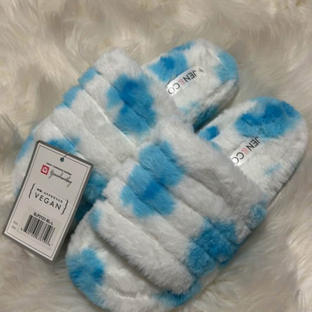 Jen & Co. Blue and White Fuzzy Slippers size 7/8